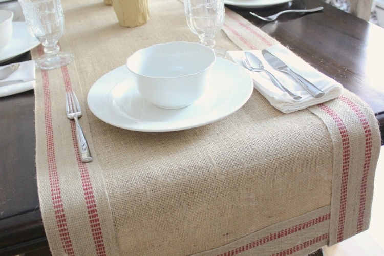 Chemin de table toile de jute pour booster votre décoration