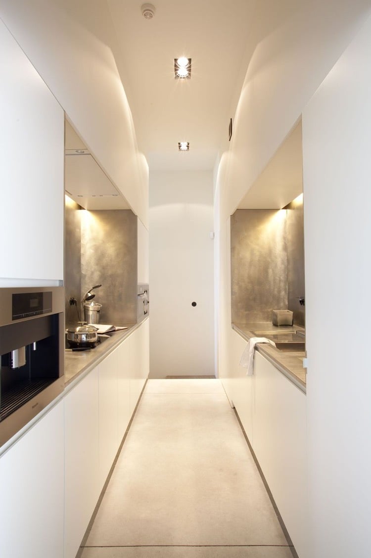 comment-amenager-une-cuisine-en-longueur-parallele-minimaliste-blanche-peinture-effet-beton-cire