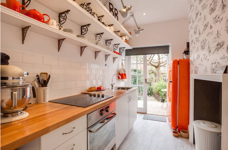 comment aménager une cuisine en longueur blanche-rouge-orange-style-vintage