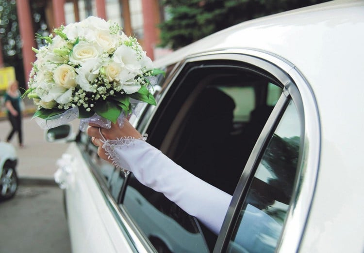 composition-florale-mariage-bouquet-mariée-roses-blanches