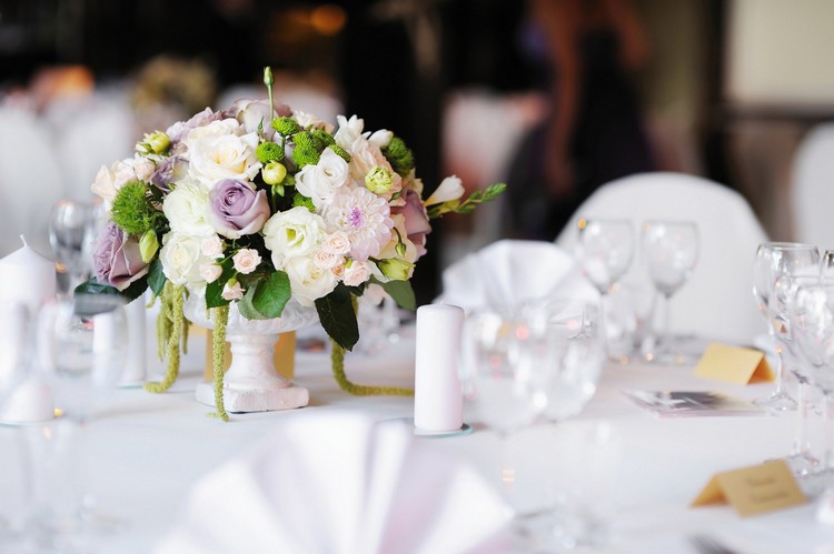 composition-florale-mariage-idées-déco-table-nappe-blanche