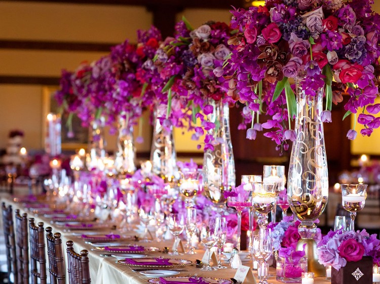 composition-florale-mariage-idées-décor-fleurs-violettes-tables-vases