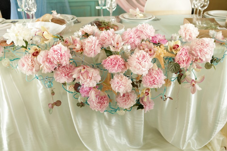 composition-florale-mariage-nappe-blanche-fleurs-roses