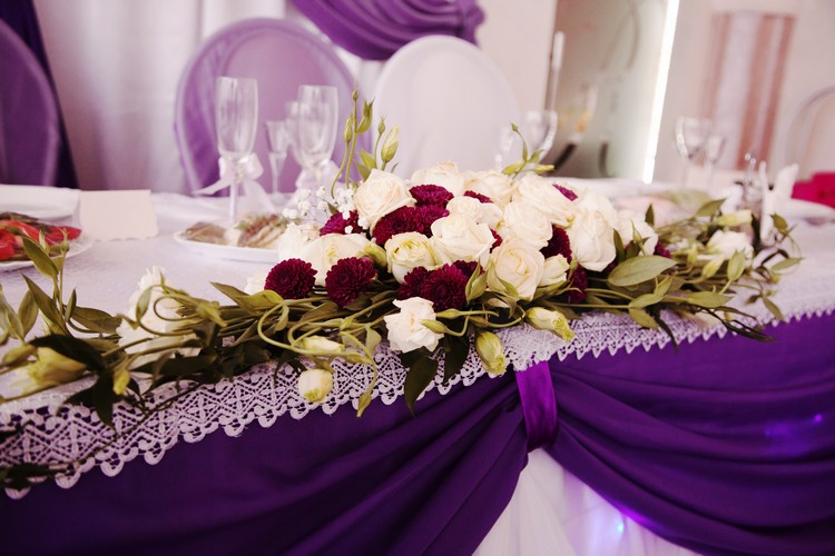 composition-florale-mariage-nappe-violette-fleurs-rouges-blanches