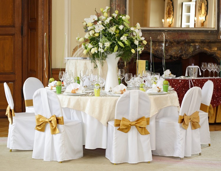 composition-florale-mariage-nappes-blanches-housse-chaise-fleurs