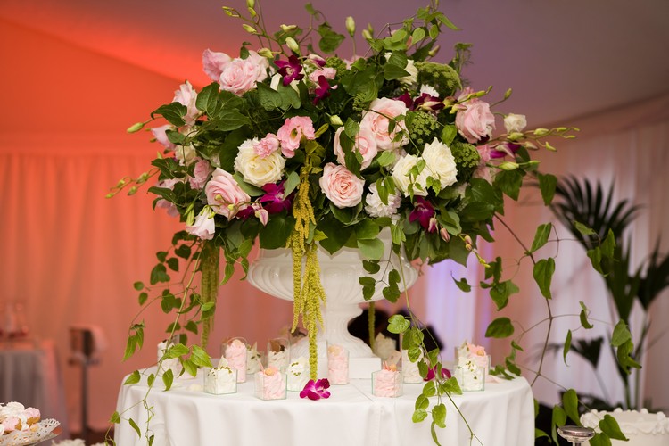 composition-florale-mariage-vase-antique-roses-feuillages