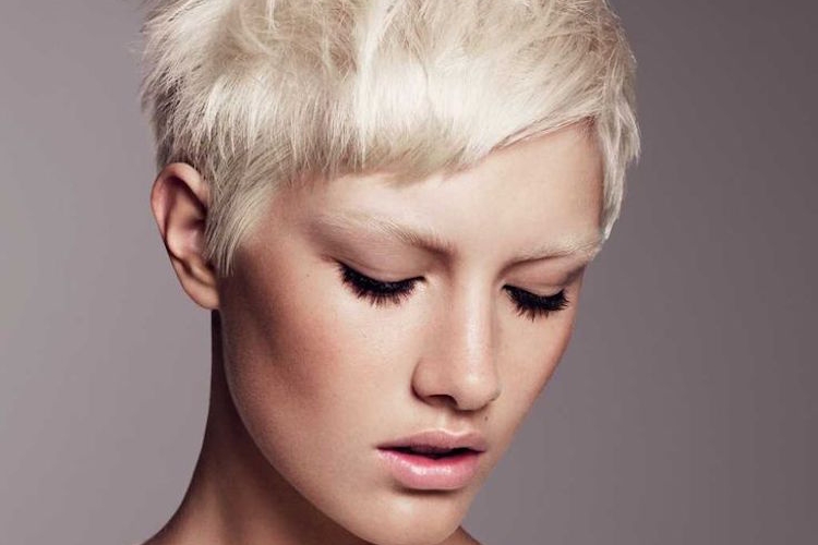 Coupe courte femme blonde : quelle coupe blonde courte tendance choisir
