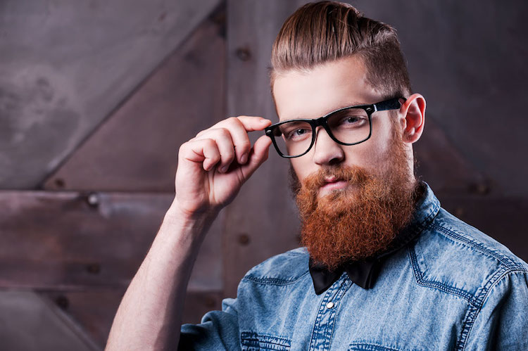coupe-pompadour-avec-barbe-hipster-lunettes-ray-ban