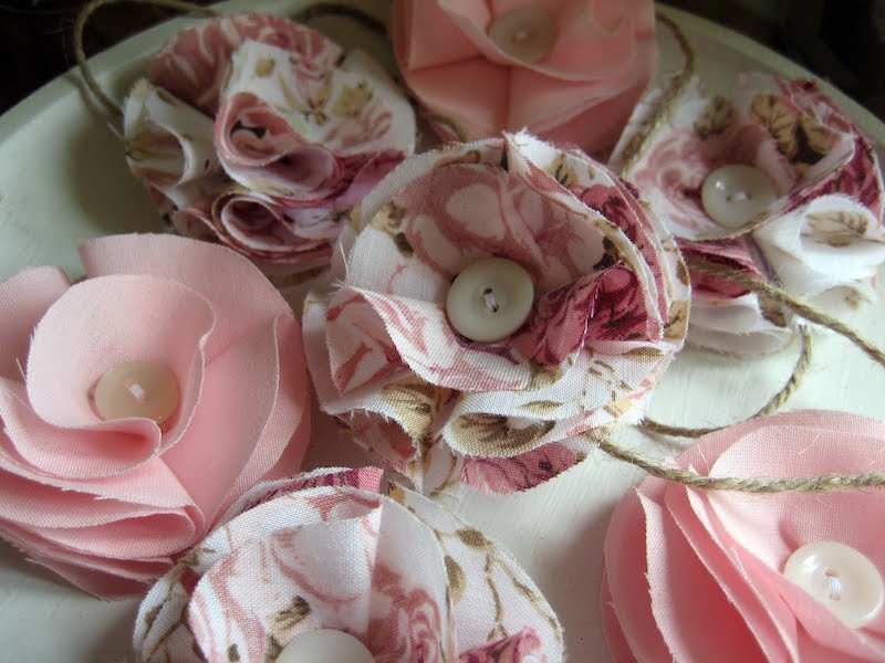 création-tissu-gurlande-fleurs-tissu-rose-imprimé-motifs-floraux