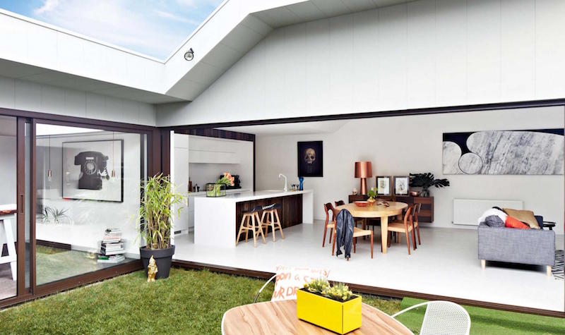 cuisine ouverte sur salle à manger, salon et cour intérieure aménagée à l'anglaise cuisine-ouverte-salle-manger-salon-cour-intérieure-anglaise