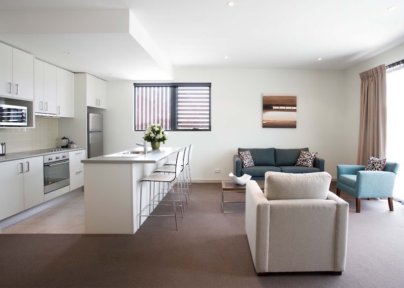 cuisine ouverte sur salon avec ilot, bar, tabourets hauts, canape et fauteuils chics cuisine-ouverte-salon-ilot-bar-tabourets-hautes-canapé-fauteuils