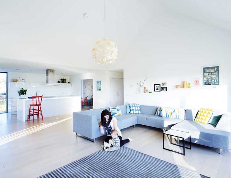 cuisine ouverte sur salon de style scandinave avec grand canape en tissu gris perle cuisine-ouverte-salon-style-scandinave-grand-canapé-tissu-gris-perle