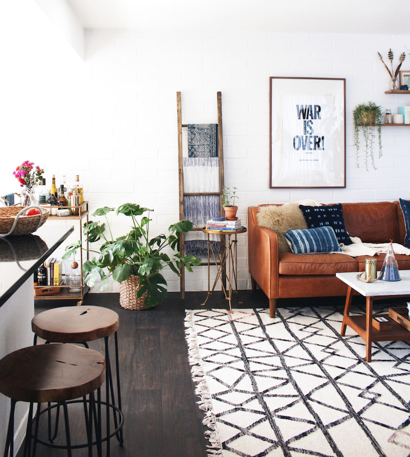 cuisine ouverte sur salon avec tabourets indsutriels et canapé en cuir vintage cuisine-ouverte-salon-tabourets-bois-brut-métal-canapé-vintage