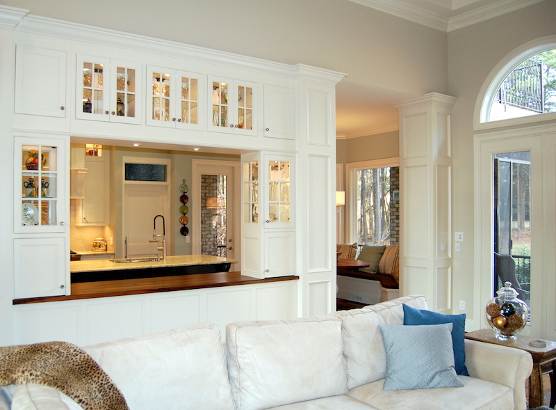 cuisine semi-ouverte sur salon à l'américaine avec meubles et moulures classiques cuisine-semi-ouverte-salon-américaine-meubles-moulures-classiques
