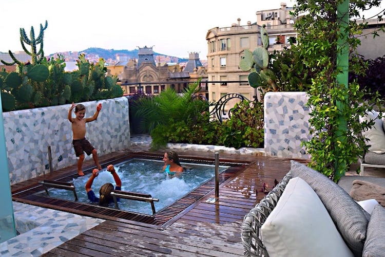 deco terrasse appartement-déco-végétale-cactus-mosaique-pierre-piscine