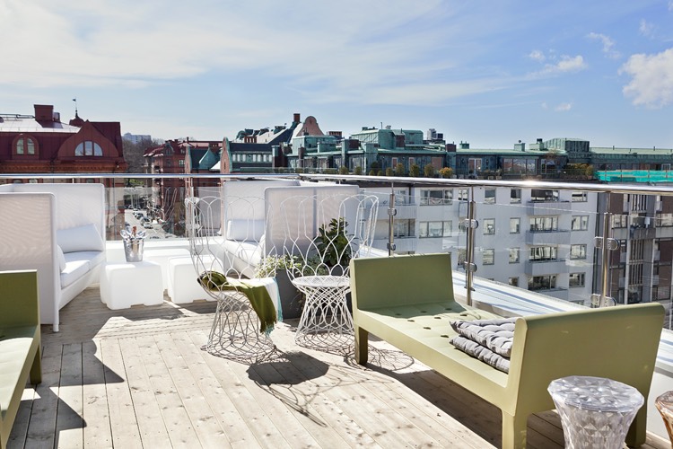 fauteuil de jardin design en métal blanc et méridienne vert sauge pour aménager le toit-terrasse deco terrasse appartement-fauteuil-design-revêtement-terrasse-bois