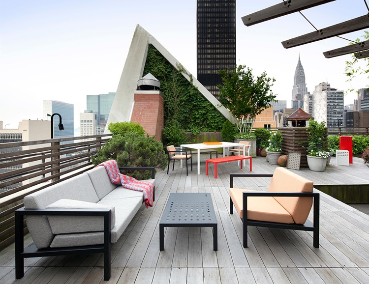 terrasse d'appartement moderne aménagée avec un mobilier contemporain et décorée de plantes vertes deco terrasse appartement-mur-végétal-salon-jardin-moderne-revêtement-terrasse-bois