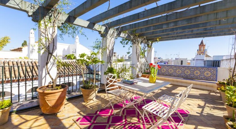 déco terrasse appartement méditerranéenne - plantes grimpantes en pots de terracotta, carrelage en terre cuite et tapis extérieur magenta deco terrasse appartement-méditerranéenne-pergola-bois-plantes-grimpantes-carrelage-terre-cuite