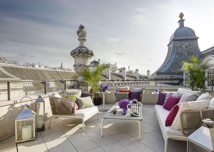 déco terrasse appartement - coussins décoratifs et lanternes d'extérieur deco terrasse appartement-palmiers-pots-coussins-décoratifs-lanternes-extérieur