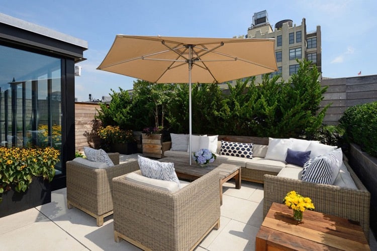 deco terrasse appartement-salon-jardin-tressé-parasol-brise-vue-végétal