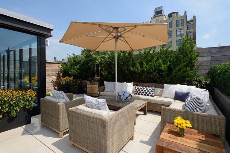 aménagement toit-terrasse avec un salon de jardin tressé et un parasol pratique deco terrasse appartement-salon-jardin-tressé-parasol-brise-vue-végétal