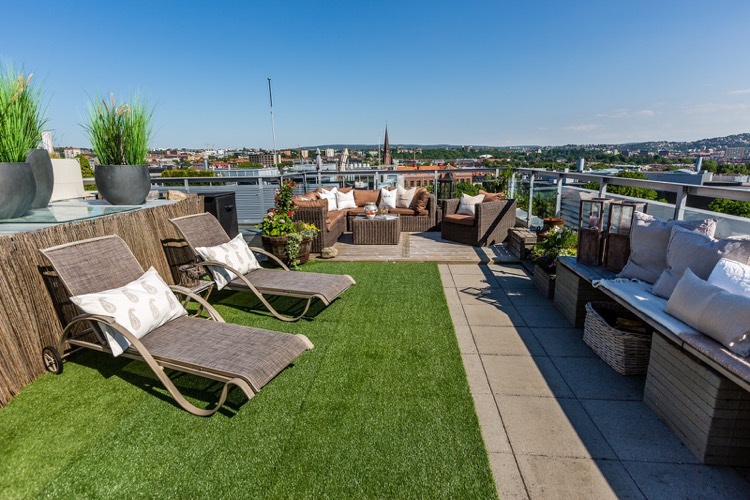 tapis gazon artificiel et salon de jardin tressé pour aménager le toit-terrasse deco terrasse appartement-tapis-gazon-artificiel-salon-jardin-tressé