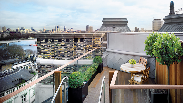 petite terrasse tropézienne en bois aménagée avec un salon de jardin en bois adapté deco terrasse appartement-terasse-tropézienne-déco-buis-boule-mobilier-bois