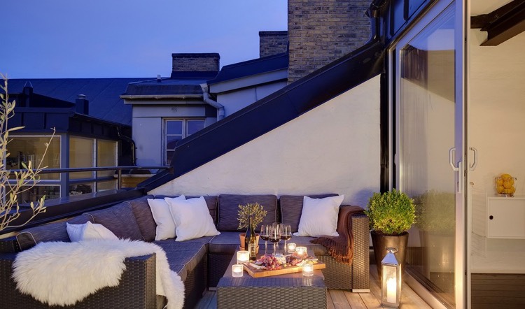 terrasse tropézienne cosy aménagée avec un canapé d'angle gris deco terrasse appartement-terrasse-tropézienne-canapé-angle-gris