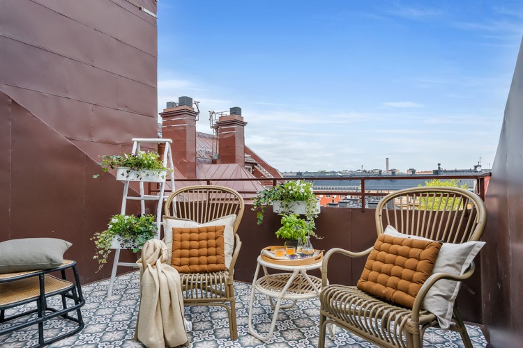 petite terrasse tropézienne avec un carrelage de sol décoratif et des lierres en pots deco terrasse appartement-terrasse-tropézienne-carrelage-ciment-lierres-pots