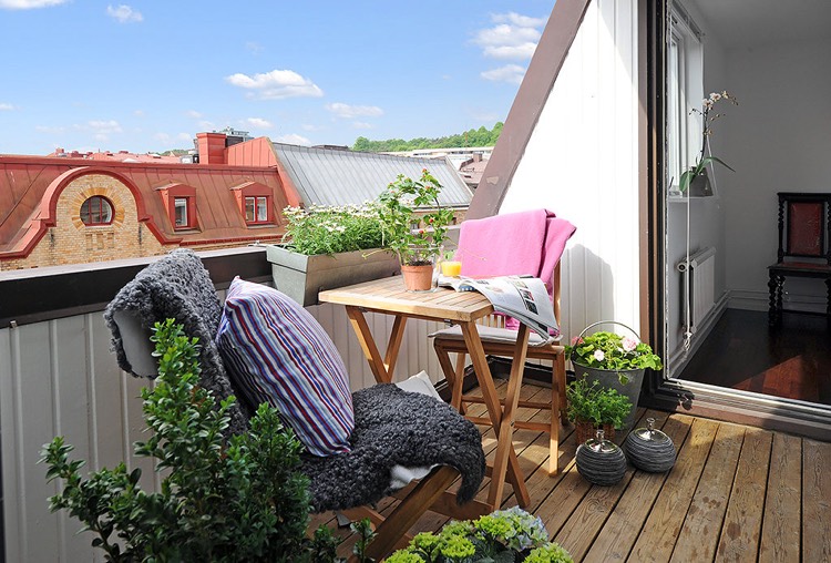 petite terrasse tropézienne aménagée avec des meubles en bois adaptés et décorée de plantes vertes en pots deco terrasse appartement-terrasse-tropézienne-meubles-bois-déco-plantes-vertes