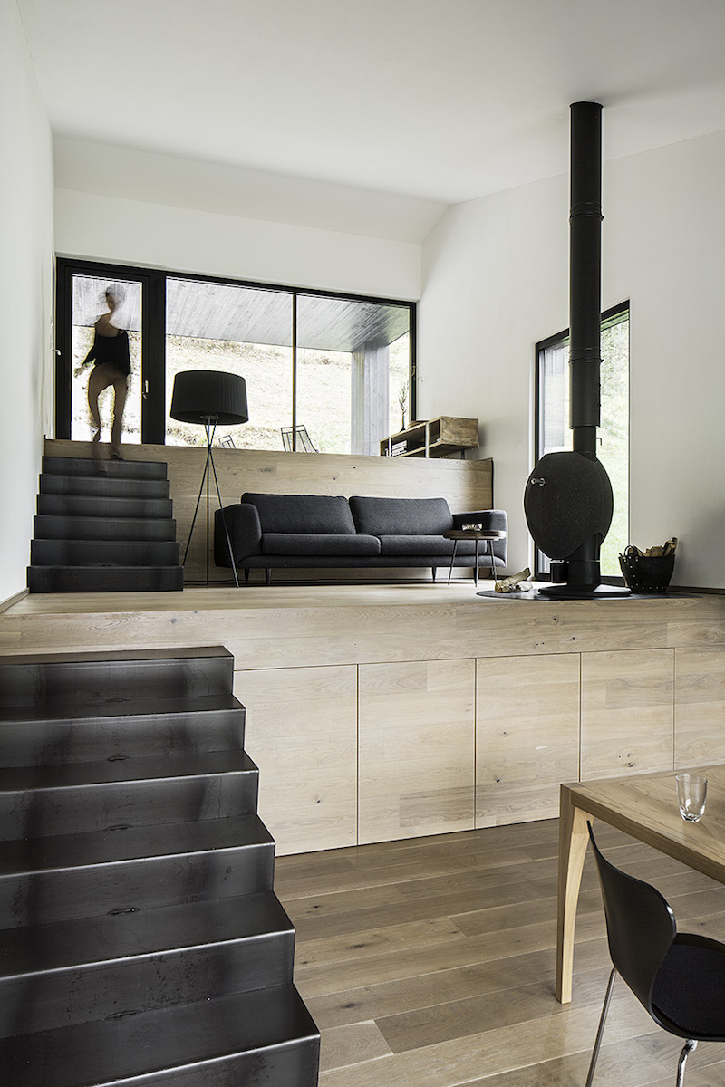 déco-style-chalet-moderne-studio-design-sous-sol-escalier-métallique