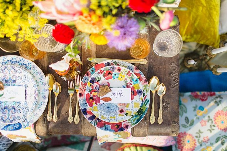 déco mariage bohème chic assiettes-multicolores-fleurs-bouquets