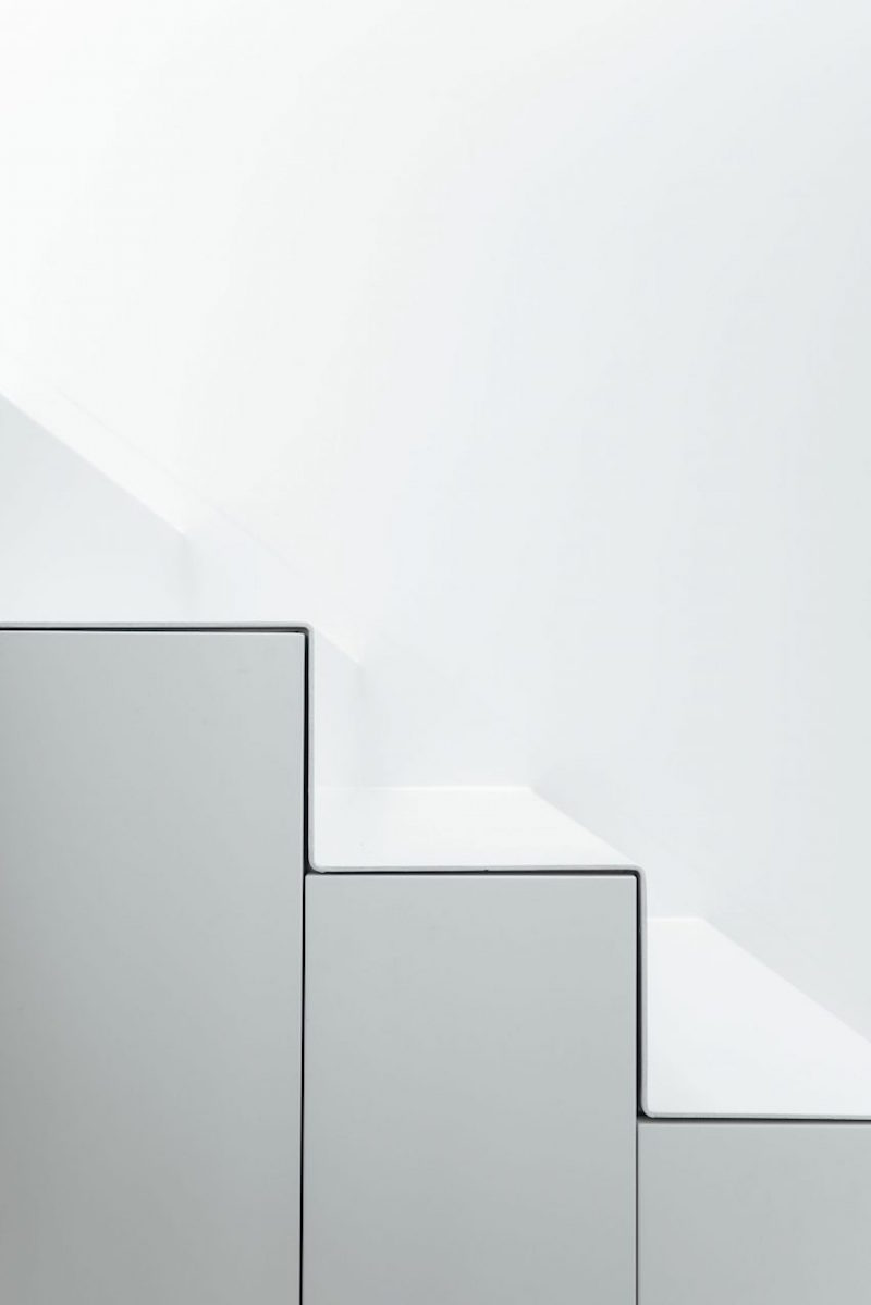 escalier-intérieur-blanc-minimaliste-espaces-rangement-rusés