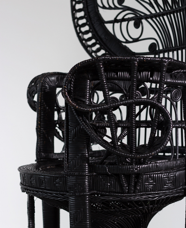 fauteuil Emmanuelle noir-gros-plan-accoudoirs-en-S-résine
