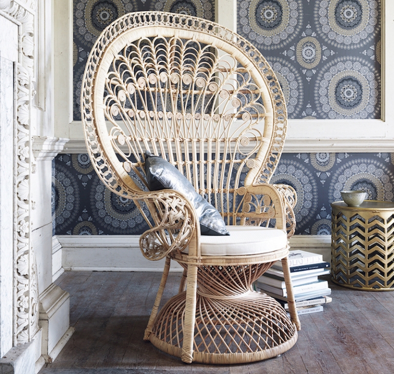 fauteuil-Emmanuelle-osier-naturel-coussin-argenté-papier-peint
