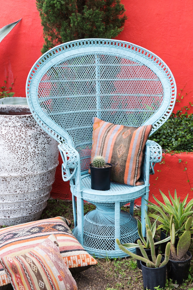 fauteuil-Emmanuelle-peint-bleu-décoré-coussins-motifs-ethniques