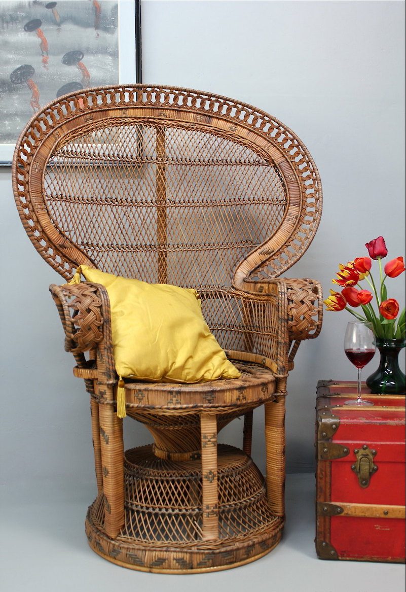 fauteuil-Emmanuelle-rotin-naturel-coussin-jaune-table-malle-rouge