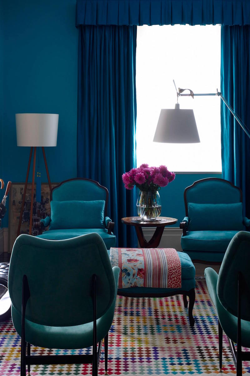 fauteuils-deco-bleu-canard-vert-sarcelle-tapis-motifs-multicolores
