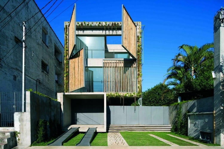 facade-vegetalisee-idees-construction-immeuble-design-innovant-volets-bois