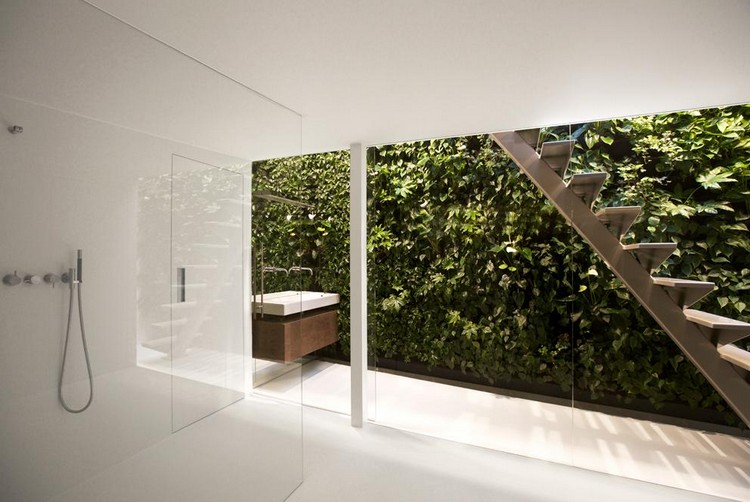 facade-vegetalisee-jardin-vertical-idees-salle-bain-minimaliste