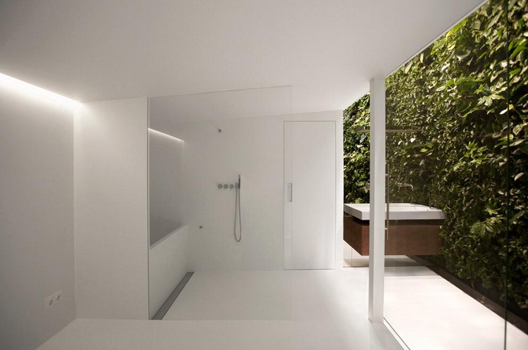 facade-vegetalisee-murs-jardin-vertical-salle-bain-blanc-neige-minimaliste