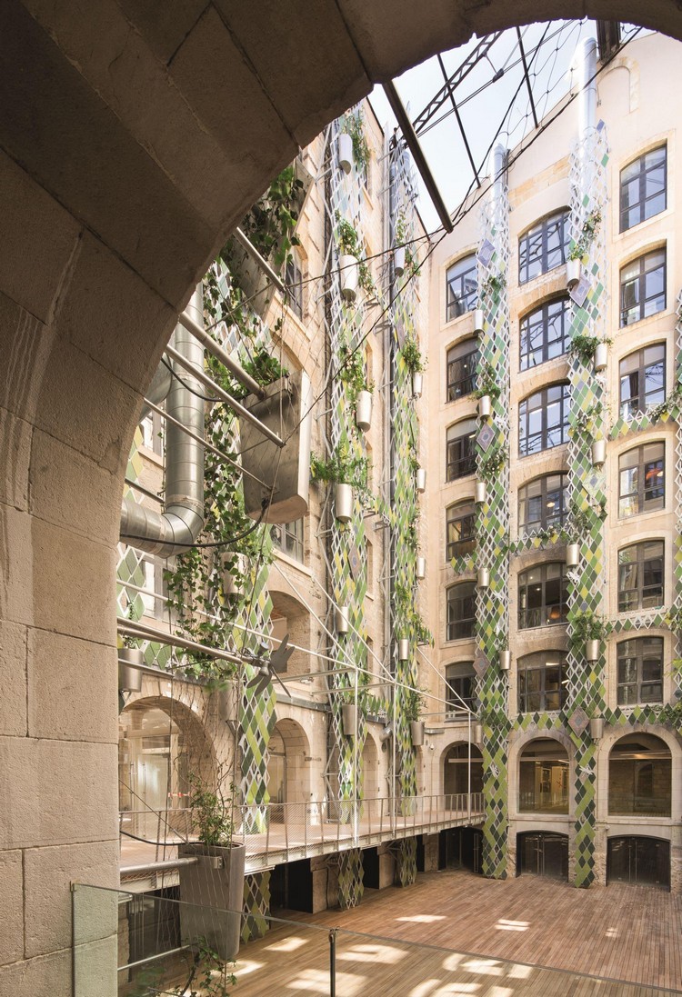 facade-vegetalisee-vue-arcades-batiments-idees-construction