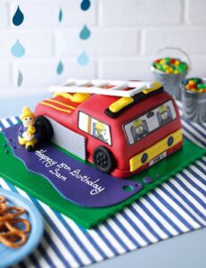 gateau anniversaire Sam le Pompier-camionnette-pompier-déco-pâte-sucre-rouge-jaune