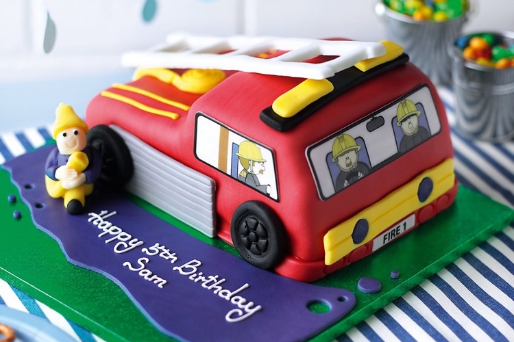 gateau anniversaire Sam le Pompier-camionnette-pompier-déco-pâte-sucre-rouge-jaune