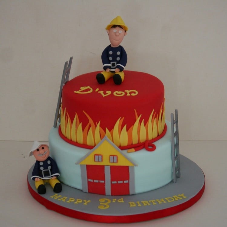 gateau anniversaire Sam le Pompier-déco-pâte-sucre-rouge-bleu-figurines-pompiers-flammes-3d
