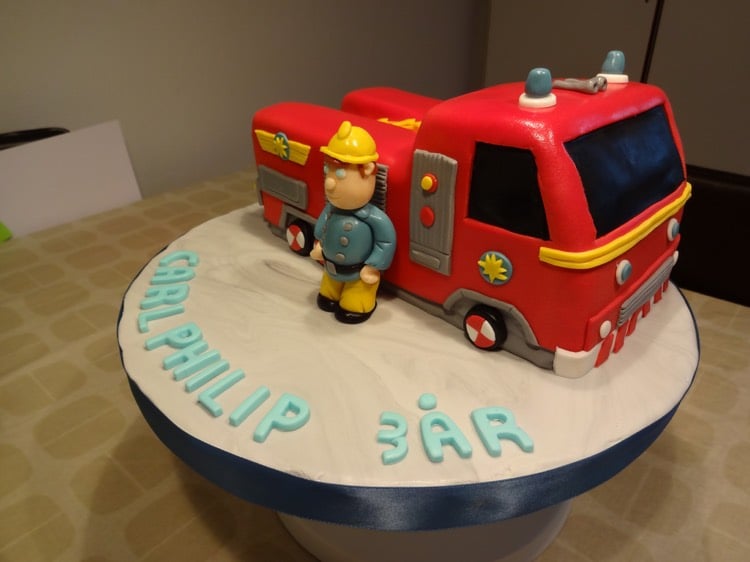 gateau anniversaire Sam le Pompier-décoration-gâteau-thématique-camion-pompier-figurine-pompier-fondant