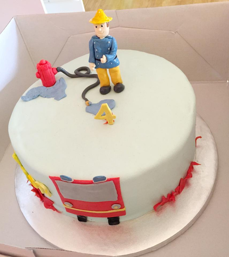 gâteau d'anniversaire d'enfant avec une décoration simple et originale en fondant pâtissier gateau anniversaire Sam le Pompier-déco-fondant-blanc-figurine-pompier-pâte-sucre