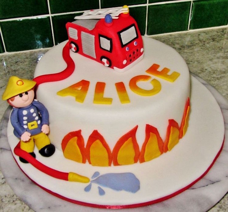 gâteau d'anniversaire thématique pour petit garçon fan de la série animée Sam le Pompier gateau anniversaire Sam le Pompier-décoration-gâteau-fondant