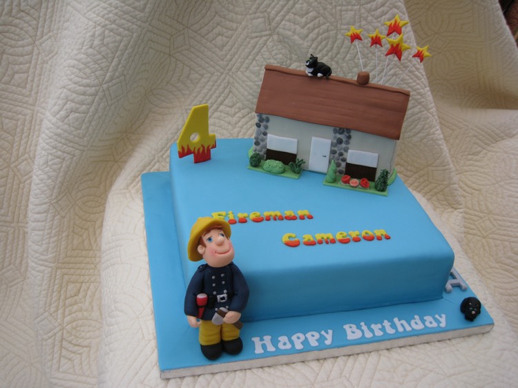 gateau anniversaire Sam le Pompier-figurine-pompier-pâte-sucre-chat-sur-toit