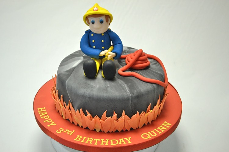 gateau anniversaire Sam le Pompier-figurine-pompier-pâte-sucre-flammes-3d
